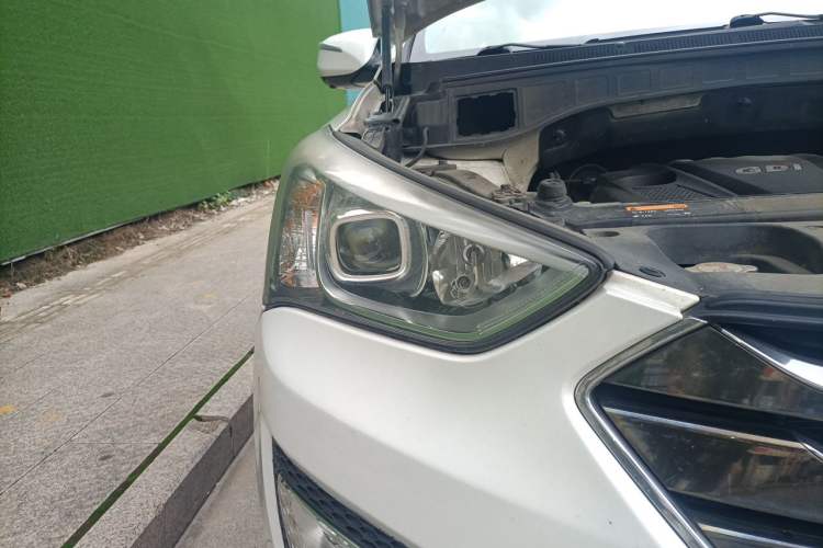 Used Hyundai Santa Fe 2013 2.4L Automatic Two-Wheel Drive Smart Version Right Front Headlight