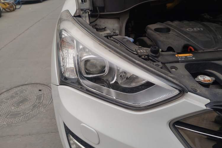 Used Hyundai Santa Fe 2013 2.4L Automatic 4x4 Prestige Edition Right Front Headlight