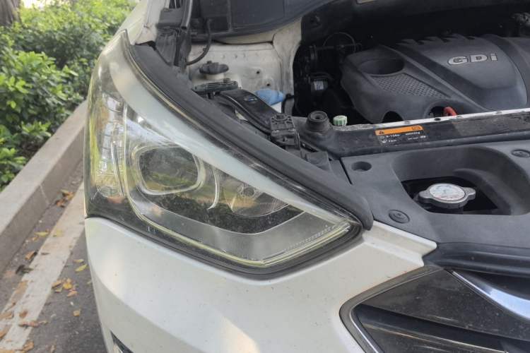 Used Hyundai Santa Fe 2013 2.4L Automatic Two-Wheel Drive Smart Version Right Front Headlight