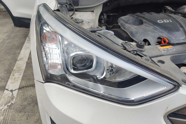Used Hyundai Santa Fe 2013 2.4L Automatic Two-Wheel Drive Smart Version Right Front Headlight
