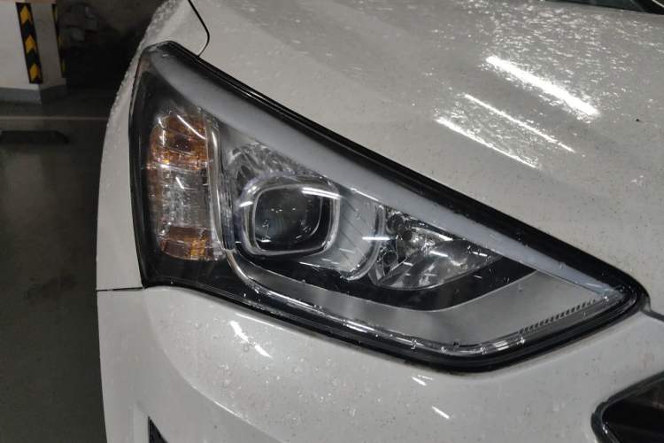 Used Hyundai Santa Fe 2013 2.4L Automatic Two-Wheel Drive Smart Version Right Front Headlight