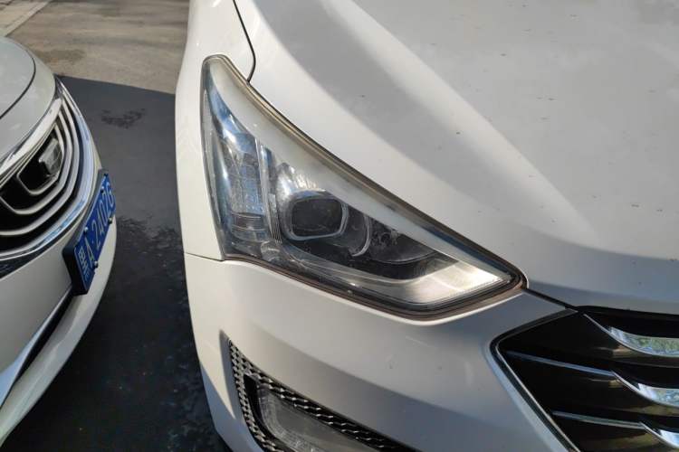 Used Hyundai Santa Fe 2013 2.4L Automatic 4x4 Smart Version Right Front Headlight