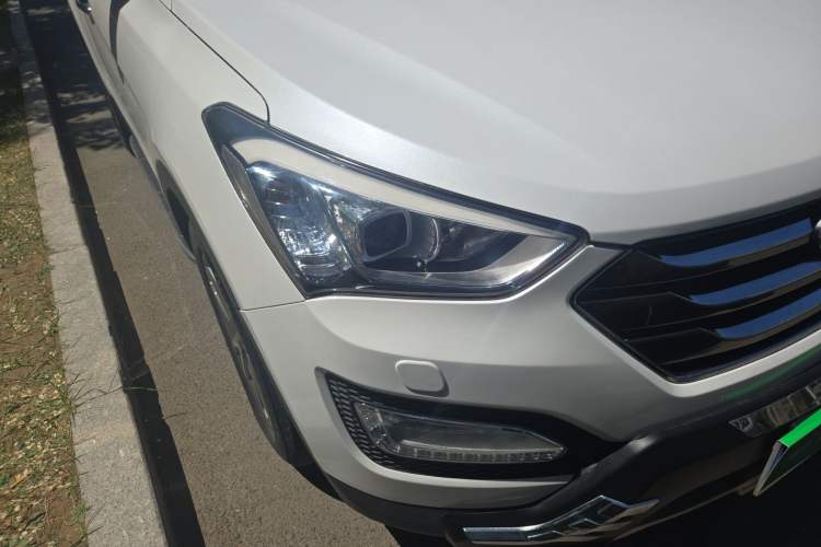 Used Hyundai Santa Fe 2013 2.0T Automatic All-Wheel Drive Prestige Version Right Front Headlight