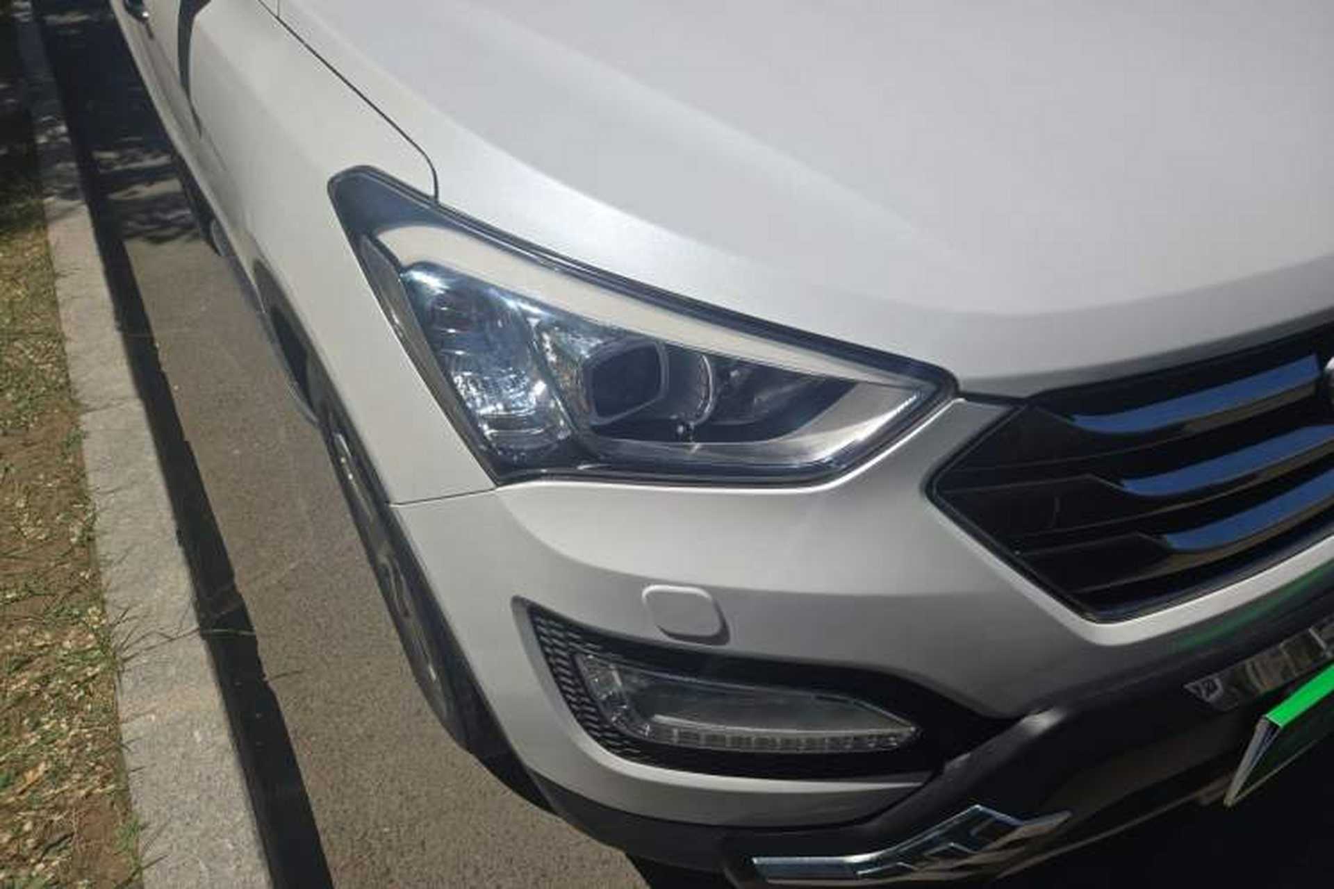 Used Hyundai Santa Fe 2013 2.0T Automatic All-Wheel Drive Prestige Version Right Front Headlight