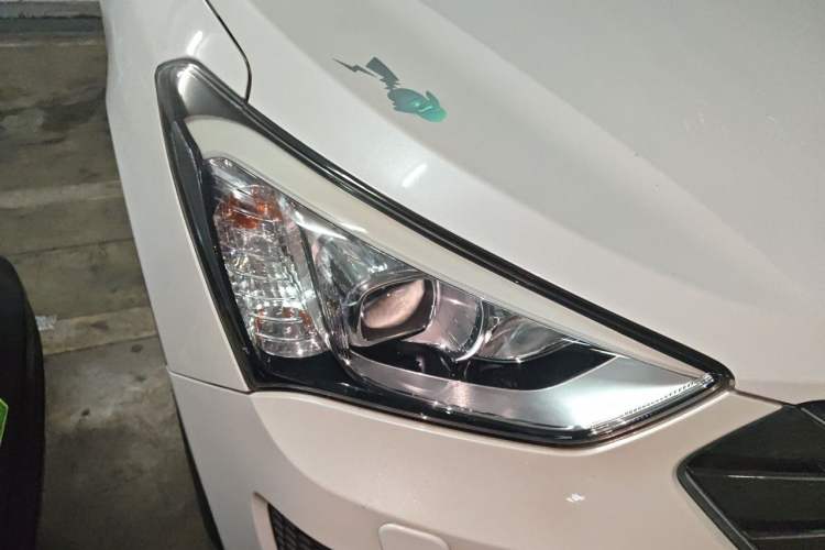 Used Hyundai Santa Fe 2013 2.4L Automatic Two-Wheel Drive Smart Version Right Front Headlight