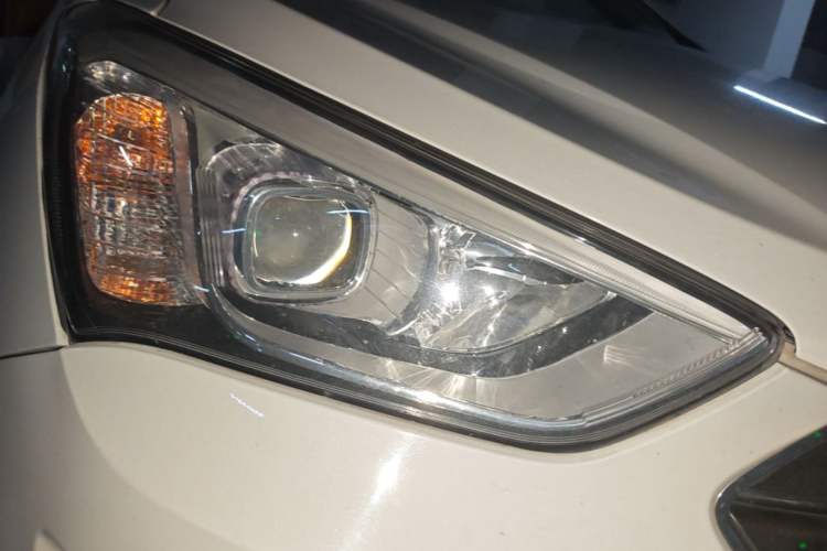 Used Hyundai Santa Fe 2013 2.4L Automatic 4x4 Prestige Edition Right Front Headlight