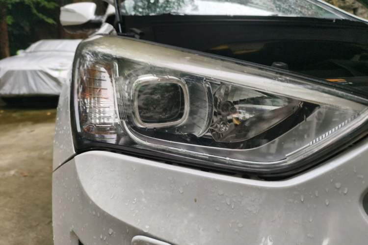 Used Hyundai Santa Fe 2013 2.0T Automatic All-Wheel Drive Top Trim Right Front Headlight
