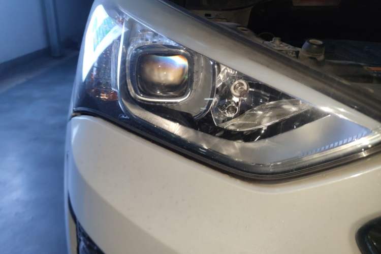 Used Hyundai Santa Fe 2013 2.4L Automatic Two-Wheel Drive Smart Version Right Front Headlight
