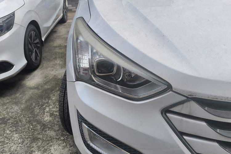 Used Hyundai Santa Fe 2013 2.4L Automatic 4x4 Comfort Edition Right Front Headlight