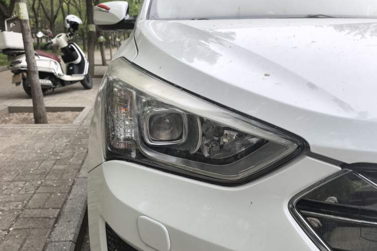 Used Hyundai Santa Fe 2013 Revised Version 2.4L Automatic All-Wheel Drive Smart Type Right Front Headlight