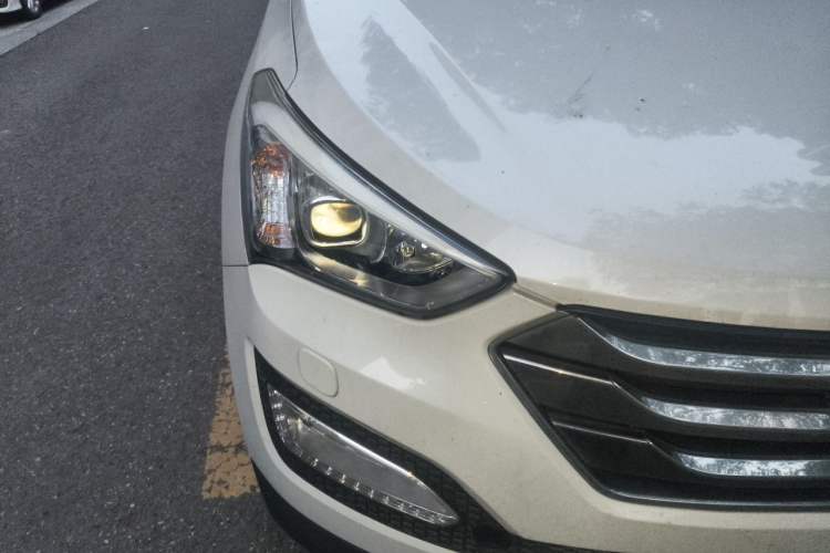 Used Hyundai Santa Fe 2013 2.0T Automatic All-Wheel Drive Prestige Version Right Front Headlight