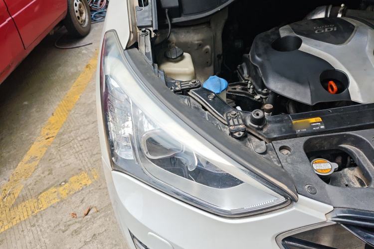 Used Hyundai Santa Fe 2013 2.0T Automatic All-Wheel Drive Top Trim Right Front Headlight