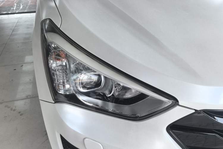 Used Hyundai Santa Fe 2013 Revised Version 2.4L Automatic All-Wheel Drive Luxury Trim Right Front Headlight
