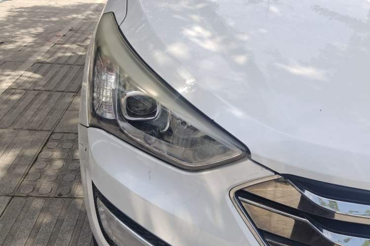 Used Hyundai Santa Fe 2013 2.4L Automatic Two-Wheel Drive Smart Version Right Front Headlight