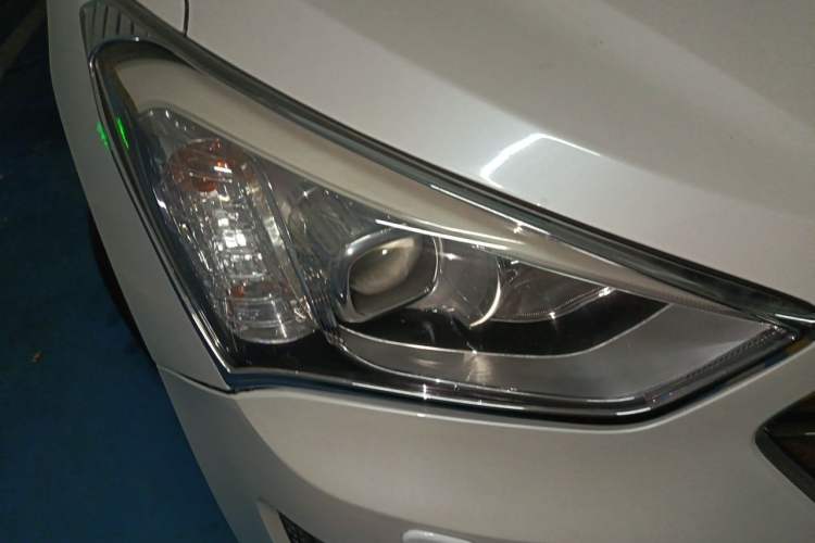 Used Hyundai Santa Fe 2013 2.0T Automatic All-Wheel Drive Top Trim Right Front Headlight