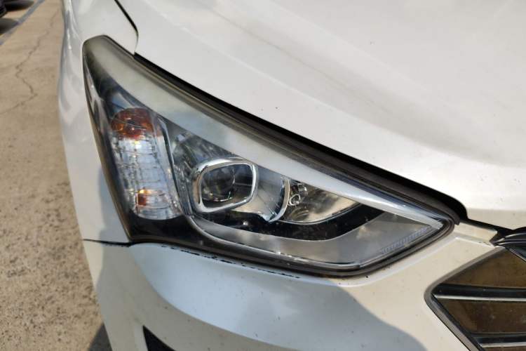 Used Hyundai Santa Fe 2013 2.4L Automatic Two-Wheel Drive Smart Version Right Front Headlight