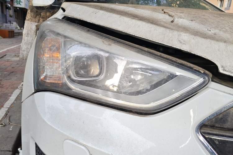 Used Hyundai Santa Fe 2013 2.4L Automatic 4x4 Prestige Edition Right Front Headlight