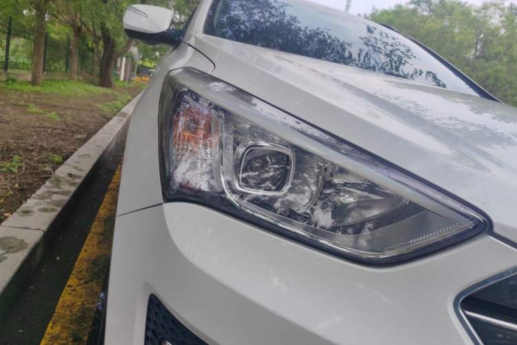 Used Hyundai Santa Fe 2013 2.4L Automatic Two-Wheel Drive Smart Version Right Front Headlight