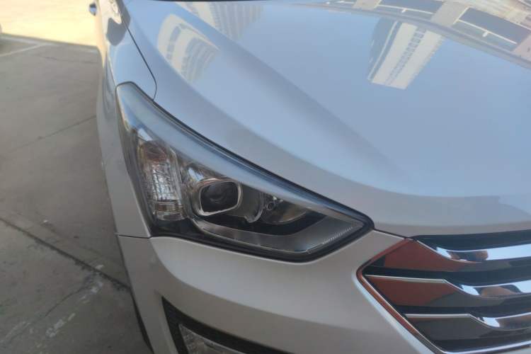 Used Hyundai Santa Fe 2013 2.4L Automatic Two-Wheel Drive Smart Version Right Front Headlight