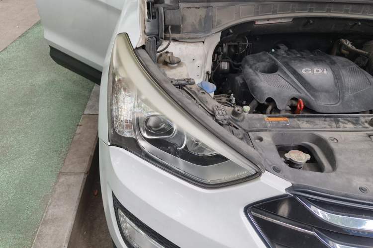 Used Hyundai Santa Fe 2013 2.4L Automatic Two-Wheel Drive Smart Version Right Front Headlight
