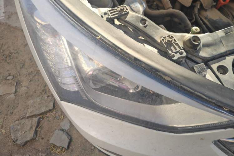 Used Hyundai Santa Fe 2013 2.4L Automatic 4x4 Comfort Edition Right Front Headlight