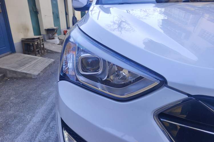 Used Hyundai Santa Fe 2013 2.4L Automatic Two-Wheel Drive Smart Version Right Front Headlight