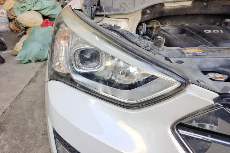 Used Hyundai Santa Fe 2013 2.4L Automatic Two-Wheel Drive Smart Version Right Front Headlight