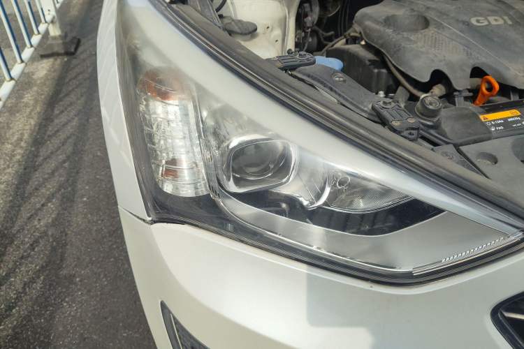 Used Hyundai Santa Fe 2013 2.4L Automatic Two-Wheel Drive Smart Version Right Front Headlight