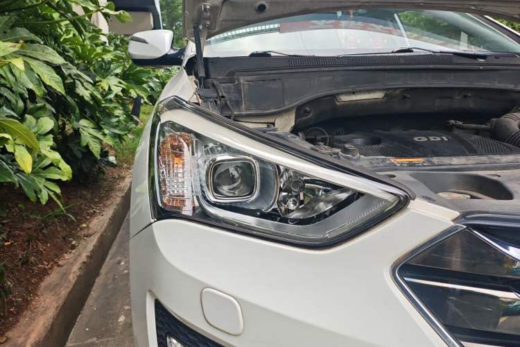 Used Hyundai Santa Fe 2013 2.4L Automatic Two-Wheel Drive Smart Version Right Front Headlight