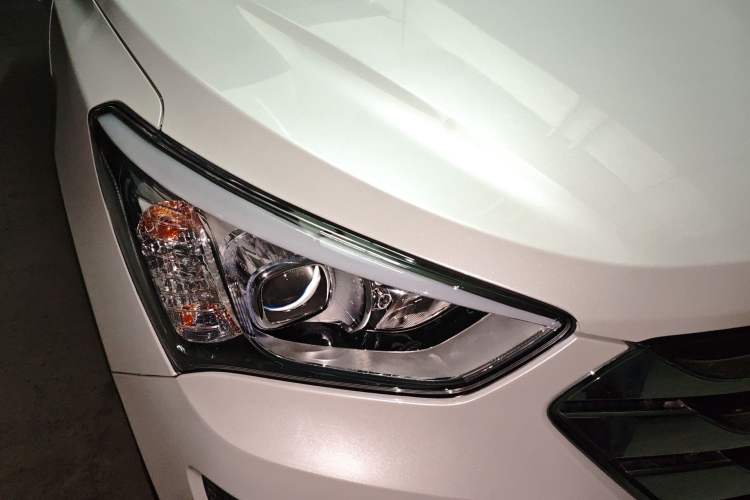 Used Hyundai Santa Fe 2013 2.4L Automatic 2WD Comfort Edition Right Front Headlight