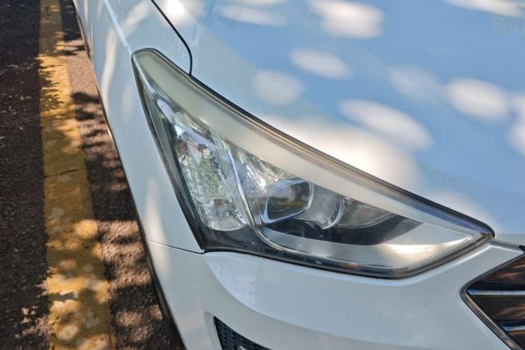 Used Hyundai Santa Fe 2013 2.4L Automatic Two-Wheel Drive Smart Version Right Front Headlight