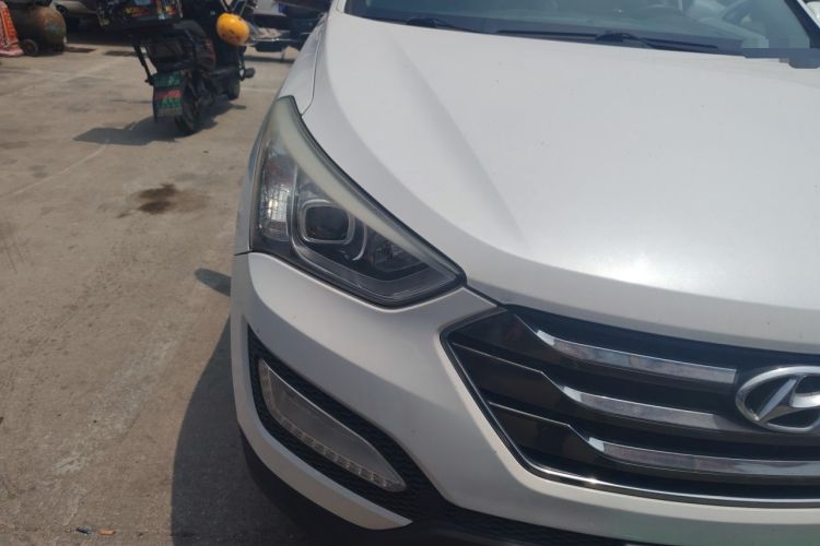 Used Hyundai Santa Fe 2013 2.4L Automatic Two-Wheel Drive Smart Version Right Front Headlight