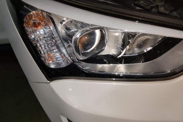 Used Hyundai Santa Fe 2013 2.4L Automatic Two-Wheel Drive Smart Version Right Front Headlight