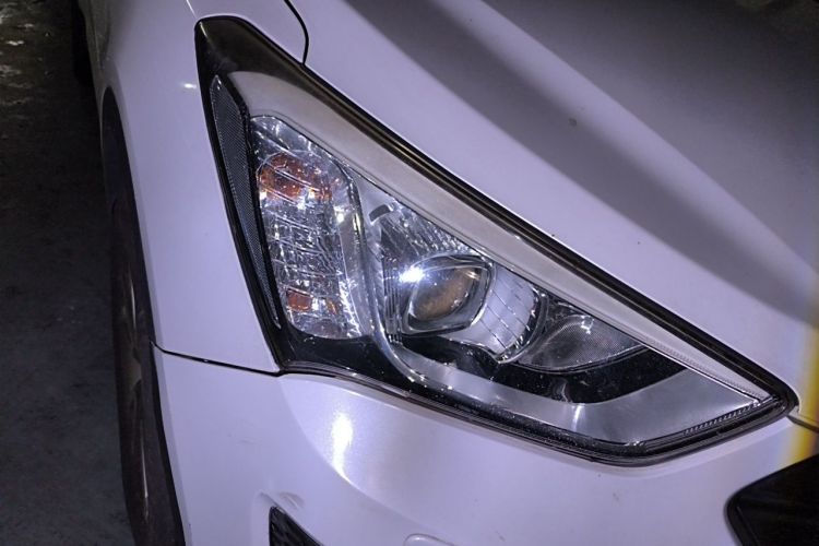 Used Hyundai Santa Fe 2013 2.4L Automatic 4x4 Prestige Edition Right Front Headlight