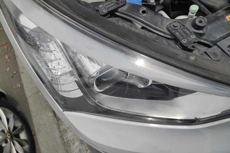 Used Hyundai Santa Fe 2013 2.4L Automatic Two-Wheel Drive Smart Version Right Front Headlight