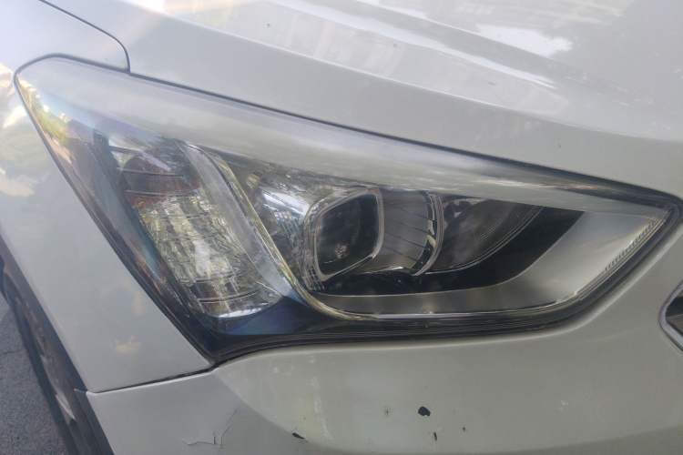 Used Hyundai Santa Fe 2013 2.4L Automatic 4x4 Smart Version Right Front Headlight
