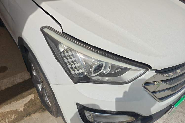 Used Hyundai Santa Fe 2013 2.4L Automatic Two-Wheel Drive Smart Version Right Front Headlight