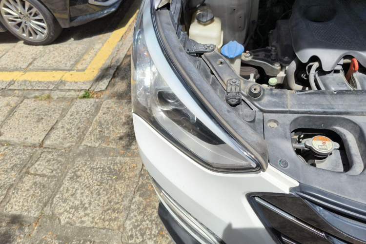 Used Hyundai Santa Fe 2013 2.4L Automatic Two-Wheel Drive Smart Version Right Front Headlight