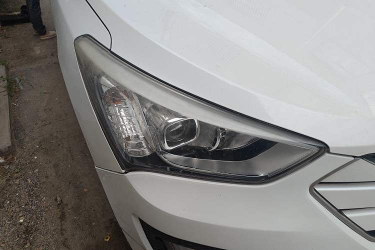 Used Hyundai Santa Fe 2013 2.4L Automatic 2WD Comfort Edition Right Front Headlight
