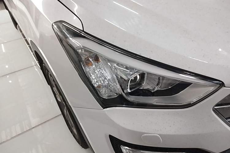 Used Hyundai Santa Fe 2013 2.0T Automatic All-Wheel Drive Prestige Version Right Front Headlight