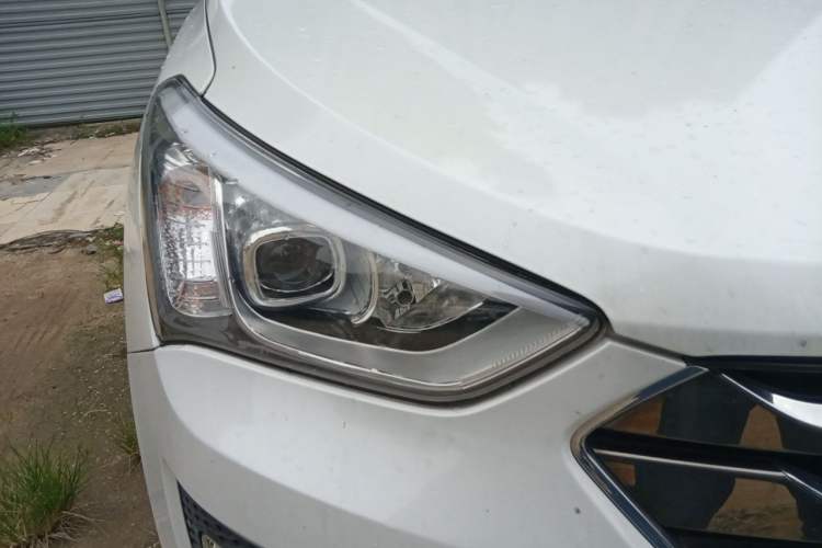 Used Hyundai Santa Fe 2013 2.4L Automatic Two-Wheel Drive Smart Version Right Front Headlight