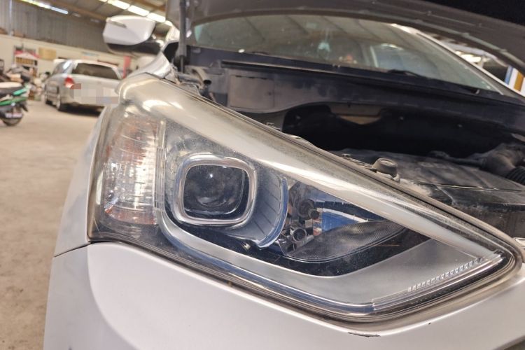 Used Hyundai Santa Fe 2013 2.4L Automatic Two-Wheel Drive Smart Version Right Front Headlight