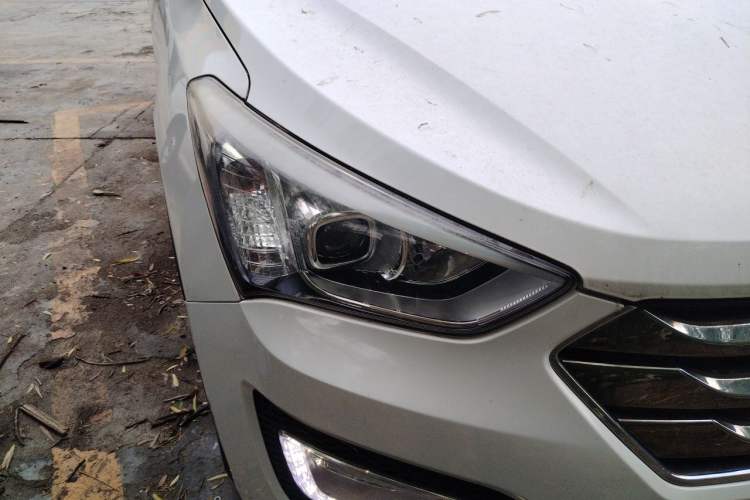Used Hyundai Santa Fe 2013 2.4L Automatic Two-Wheel Drive Smart Version Right Front Headlight