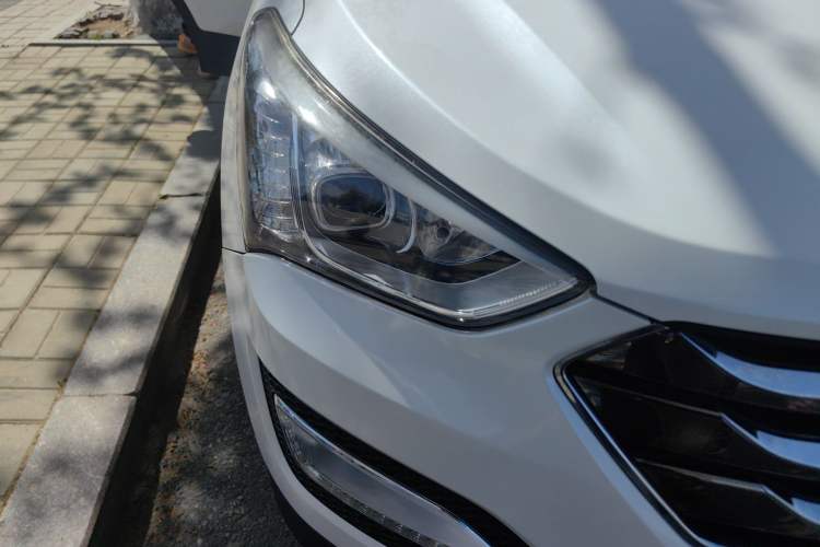 Used Hyundai Santa Fe 2013 Revised Version 2.4L Automatic All-Wheel Drive Smart Type Right Front Headlight