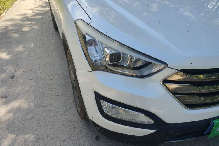 Used Hyundai Santa Fe 2013 2.4L Automatic Two-Wheel Drive Smart Version Right Front Headlight