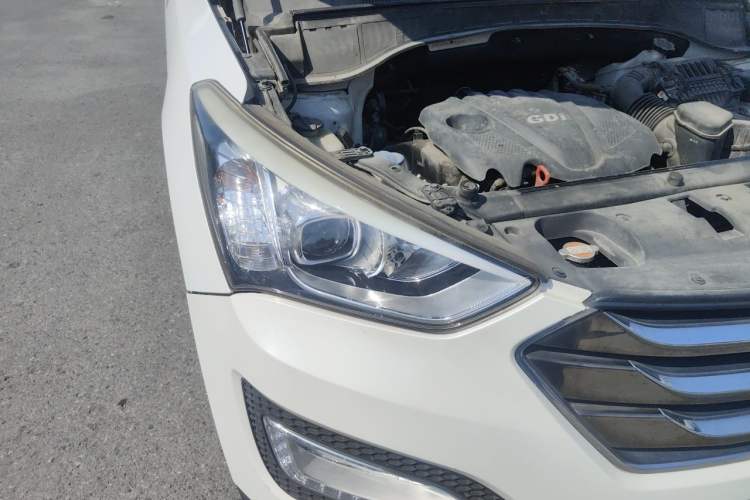 Used Hyundai Santa Fe 2013 2.4L Automatic Two-Wheel Drive Smart Version Right Front Headlight