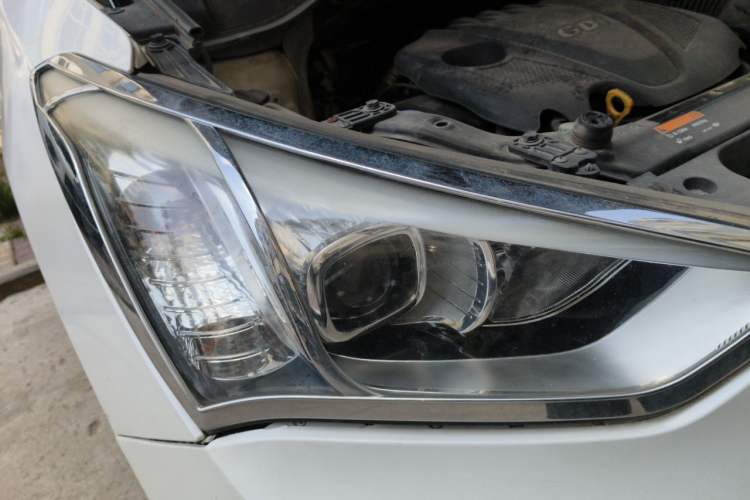 Used Hyundai Santa Fe 2013 2.4L Automatic Two-Wheel Drive Smart Version Right Front Headlight