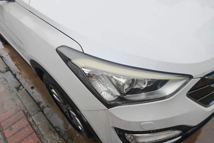 Used Hyundai Santa Fe 2013 2.4L Automatic 4x4 Prestige Edition Right Front Headlight