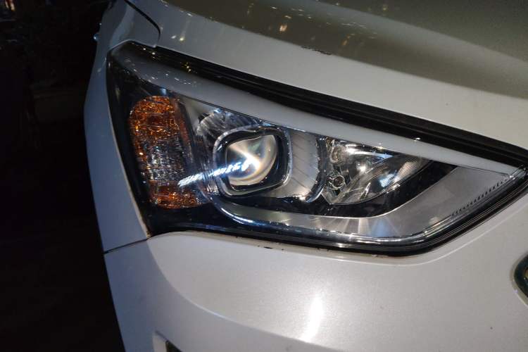 Used Hyundai Santa Fe 2013 2.4L Automatic 2WD Comfort Edition Right Front Headlight