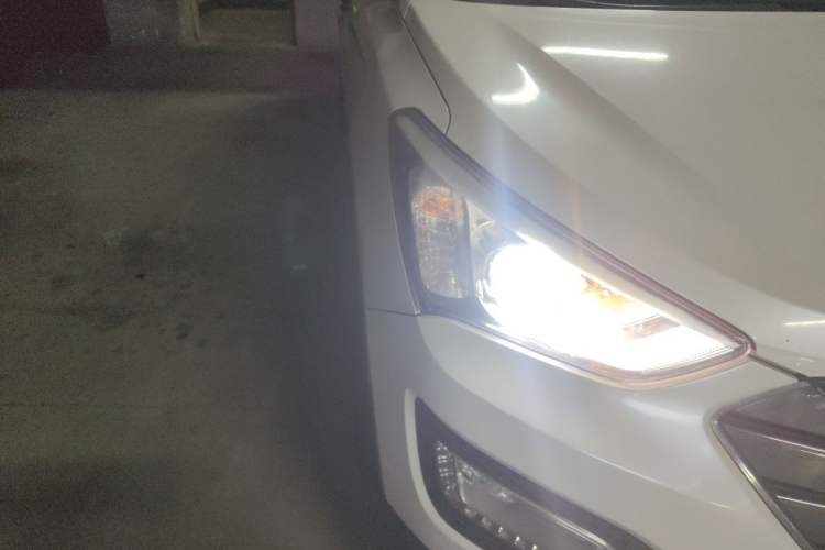 Used Hyundai Santa Fe 2013 2.4L Automatic Two-Wheel Drive Smart Version Right Front Headlight